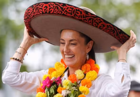 Mexico's leftist presidential candidate, Claudia Sheinbaum, wearing a typical Mexican hat. Photo: EFE.