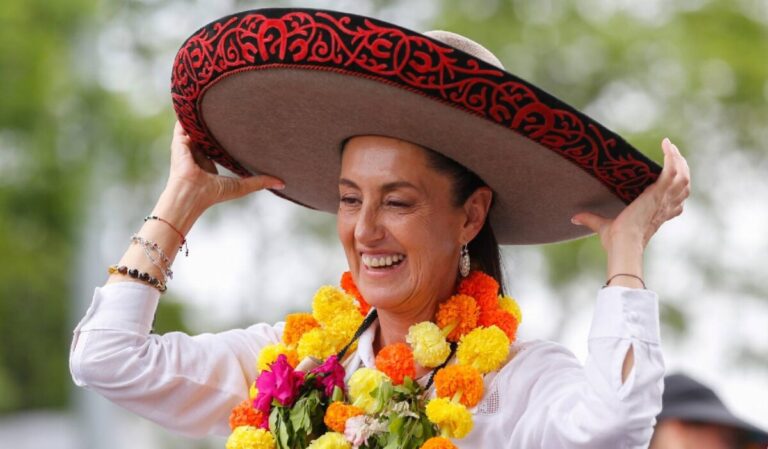 Mexico's leftist presidential candidate, Claudia Sheinbaum, wearing a typical Mexican hat. Photo: EFE.