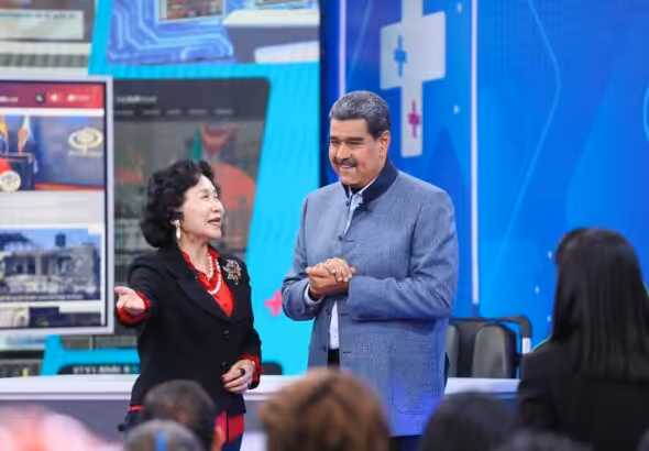 President Nicolás Maduro and Dr. Tao Yita, president of the China Special Economic Zones Research Center, announce the proposal to organize the World SEZ Forum in Venezuela on "Con Maduro+". April 29, 2024. Photo: Presidential Press.
