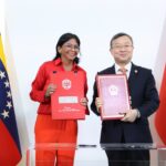 Venezuelan Vice President Delcy Rodríguez (left) and China's International Trade Representative Wang Shouwen (right) display the investment protection agreement signed in Caracas on Wednesday, May 22, 2024. Photo: X/@ViceVenezuela.