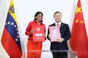 Venezuelan Vice President Delcy Rodríguez (left) and China's International Trade Representative Wang Shouwen (right) display the investment protection agreement signed in Caracas on Wednesday, May 22, 2024. Photo: X/@ViceVenezuela.