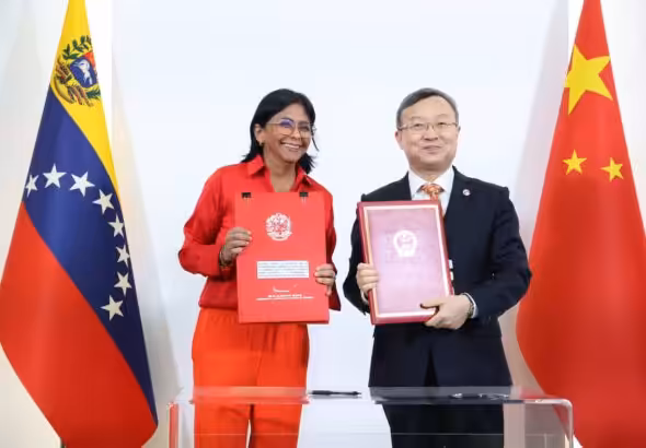 Venezuelan Vice President Delcy Rodríguez (left) and China's International Trade Representative Wang Shouwen (right) display the investment protection agreement signed in Caracas on Wednesday, May 22, 2024. Photo: X/@ViceVenezuela.