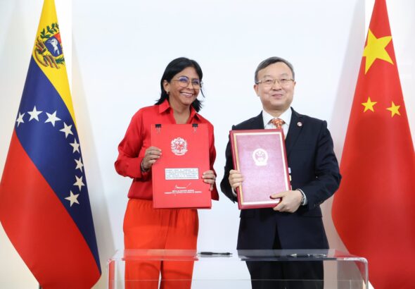 Venezuelan Vice President Delcy Rodríguez (left) and China's International Trade Representative Wang Shouwen (right) display the investment protection agreement signed in Caracas on Wednesday, May 22, 2024. Photo: X/@ViceVenezuela.