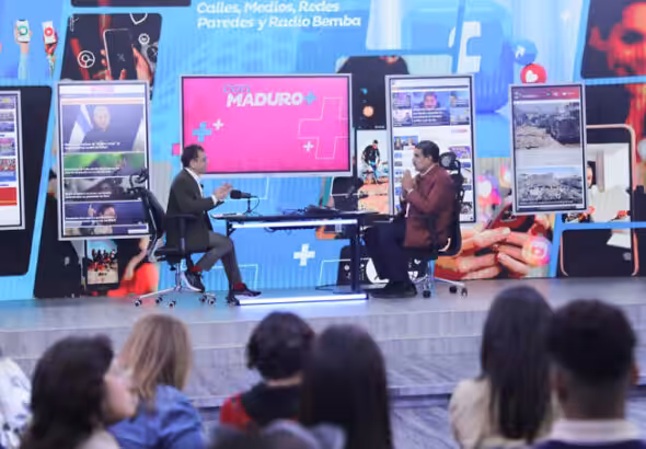 President Maduro speaks with Juan Carlos Monedero on television. Photo: Alba Ciudad.