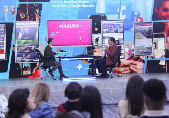 President Maduro speaks with Juan Carlos Monedero on television. Photo: Alba Ciudad.