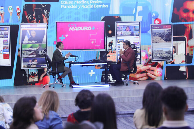 President Maduro speaks with Juan Carlos Monedero on television. Photo: Alba Ciudad.