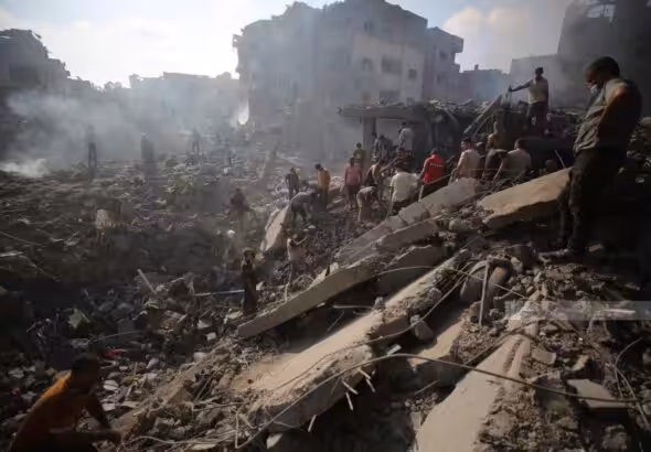 Palestinians search for survivors and victims under the rubble of buildings destroyed in the Israeli bombing of Bureij refugee camp in central Gaza Strip, November 2, 2023. Photo: AFP.