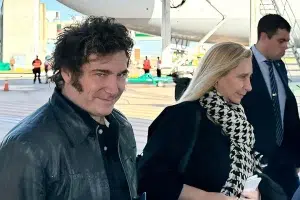 Argentinian President Javier Milei and his sister Karina Milei before boarding the presidential plane to head to Spain on a private trip. Photo: Data Clave.