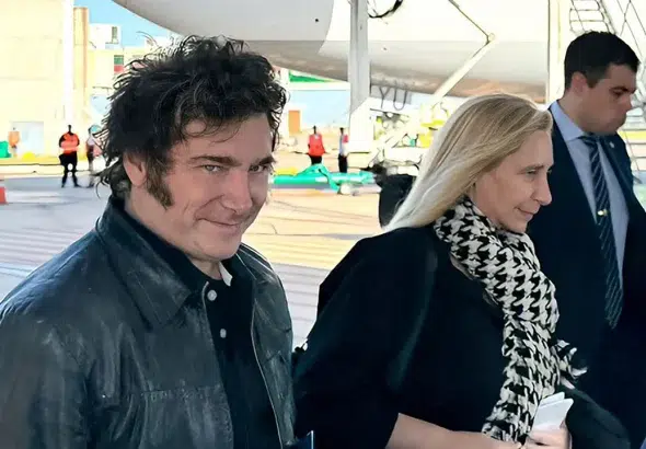 Argentinian President Javier Milei and his sister Karina Milei before boarding the presidential plane to head to Spain on a private trip. Photo: Data Clave.