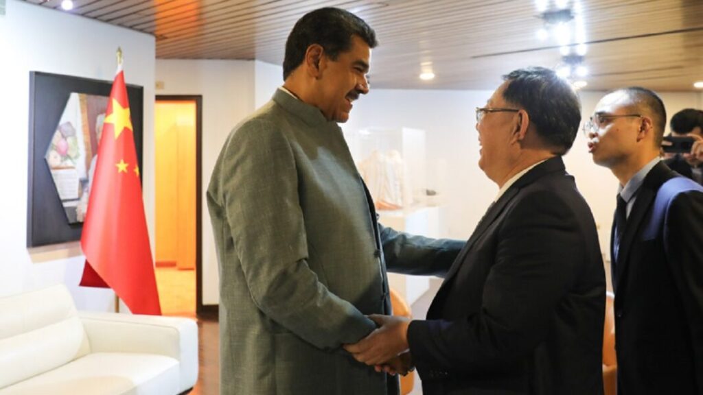 Venezuelan President Nicolás Maduro greets the Chinese delegation visiting Venezuela to strengthen the strategic alliance between the two countries. Photo: X/@PresidencialVen.