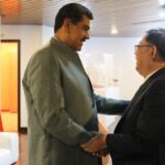 Venezuelan President Nicolás Maduro greets the Chinese delegation visiting Venezuela to strengthen the strategic alliance between the two countries. Photo: X/@PresidencialVen.