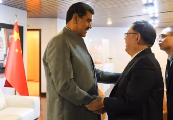 Venezuelan President Nicolás Maduro greets the Chinese delegation visiting Venezuela to strengthen the strategic alliance between the two countries. Photo: X/@PresidencialVen.