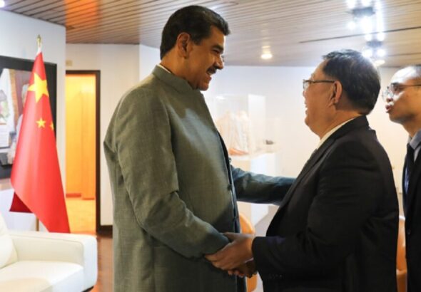 Venezuelan President Nicolás Maduro greets the Chinese delegation visiting Venezuela to strengthen the strategic alliance between the two countries. Photo: X/@PresidencialVen.
