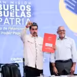 Venezuelan President Nicolás Maduro, accompanied by National Assembly President Jorge Rodríguez, holds the document of the newly signed Law for the Protection of Pensions Against the Blockade, May 8, 2024. Photo: Presidential Press.