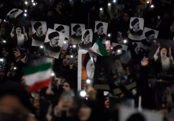 Mourners hold posters of the late Iranian President Ebrahim Raisi at the Imam Khomeini Grand Mosque compound in Tehran, May 21, 2024. Photo: AP.