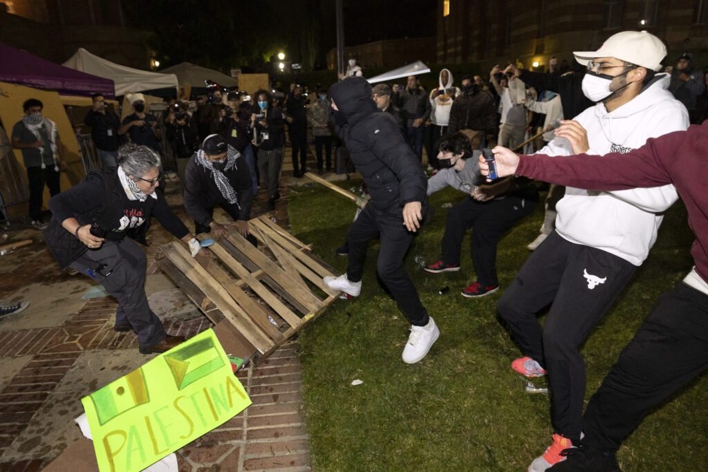 Pro-Palestine and pro-Israel protesters clash in UCLA campus. Photo: NBC Los Angeles.