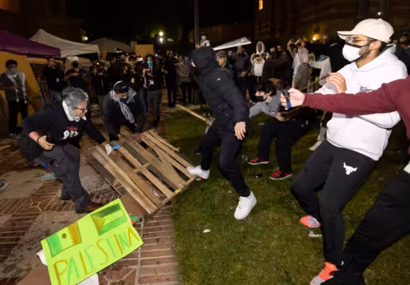 Pro-Palestine and pro-Israel protesters clash in UCLA campus. Photo: NBC Los Angeles.