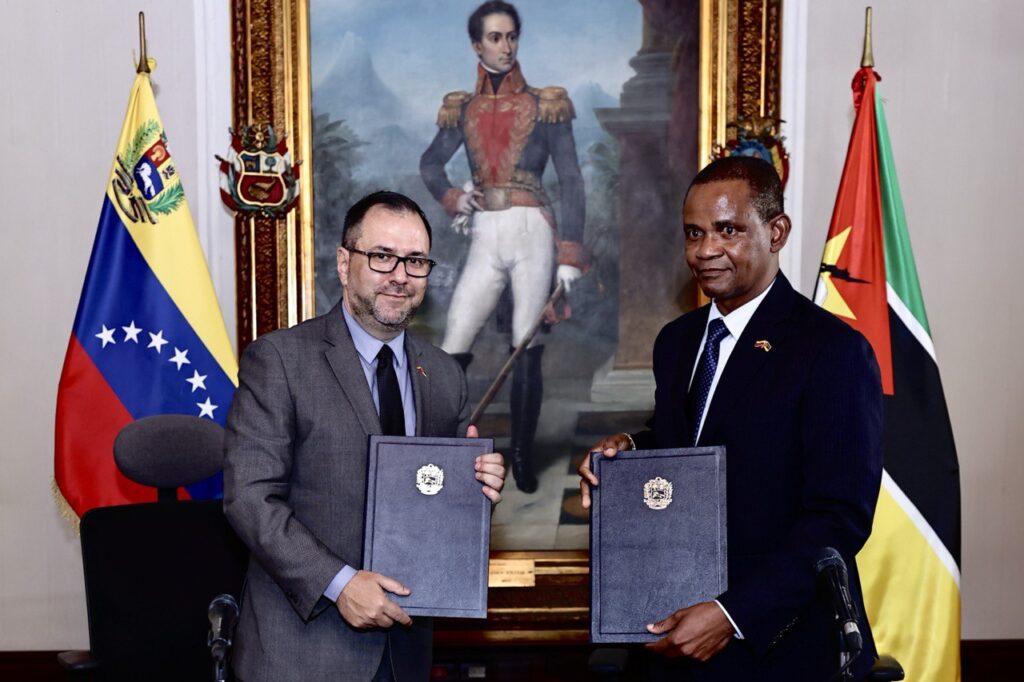 Venezuelan Foreign Affairs Minister Yván Gil (left) and Mozambican Deputy Foreign Minister Manuel José Gonçalves (right) hold copies of the bilateral agreements signed on May 10, 2024, in Caracas, Venezuela. Photo: X/@yvangil.