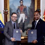 Venezuelan Foreign Affairs Minister Yván Gil (left) and Mozambican Deputy Foreign Minister Manuel José Gonçalves (right) hold copies of the bilateral agreements signed on May 10, 2024, in Caracas, Venezuela. Photo: X/@yvangil.