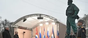 The president of Cuba, Miguel Diaz-Canel, and his Russian counterpart, Vladimir Putin, this Tuesday at the inauguration of the monument to Fidel Castro in Moscow. Photo: Sergei Guneyev/AFP.