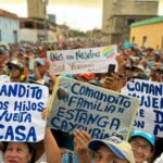 Far-right opposition supporters in Venezuela during a political rally holding banners with reference to the "comanditos." Photo: El Nacional.