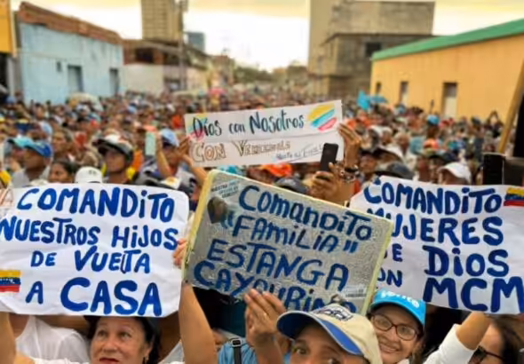 Far-right opposition supporters in Venezuela during a political rally holding banners with reference to the "comanditos." Photo: El Nacional.