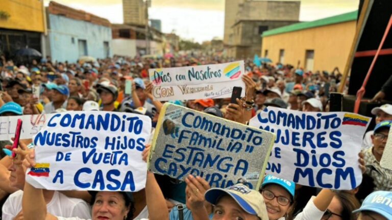 Far-right opposition supporters in Venezuela during a political rally holding banners with reference to the "comanditos." Photo: El Nacional.