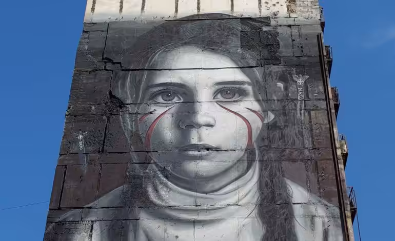 Giant mural of a girl in the side of a building. Photo: International reporters/file photo.