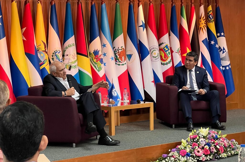 Former Colombian President Ernesto Samper explaining the importance of de-dollarizing Latin American trade during the forum “The Challenges of Integration in Latin America and the Caribbean,” organized by the Latin American and Caribbean Economic System (SELA) in Caracas on May 24, 2024. Photo: X/@SELAInforma.