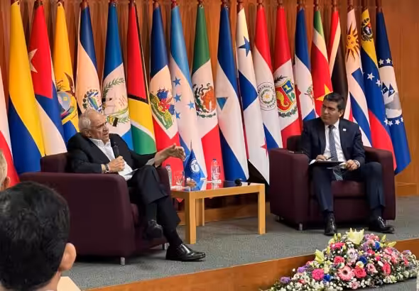 Former Colombian President Ernesto Samper explaining the importance of de-dollarizing Latin American trade during the forum “The Challenges of Integration in Latin America and the Caribbean,” organized by the Latin American and Caribbean Economic System (SELA) in Caracas on May 24, 2024. Photo: X/@SELAInforma.