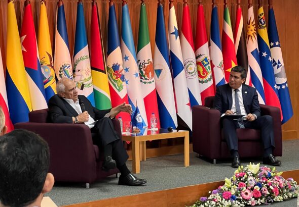 Former Colombian President Ernesto Samper explaining the importance of de-dollarizing Latin American trade during the forum “The Challenges of Integration in Latin America and the Caribbean,” organized by the Latin American and Caribbean Economic System (SELA) in Caracas on May 24, 2024. Photo: X/@SELAInforma.