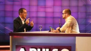ALBA-TCP Secretary General Jorge Arreaza (left) speaking with journalist Julio Riobó (right) on the A Pulso television program on VTV on May 4, 2024. Photo: Venezuelan Ministry for Communes.