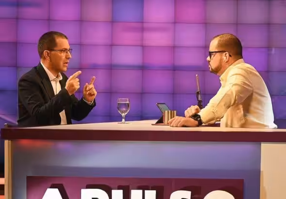 ALBA-TCP Secretary General Jorge Arreaza (left) speaking with journalist Julio Riobó (right) on the A Pulso television program on VTV on May 4, 2024. Photo: Venezuelan Ministry for Communes.