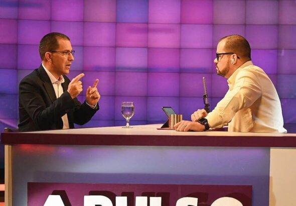 ALBA-TCP Secretary General Jorge Arreaza (left) speaking with journalist Julio Riobó (right) on the A Pulso television program on VTV on May 4, 2024. Photo: Venezuelan Ministry for Communes.
