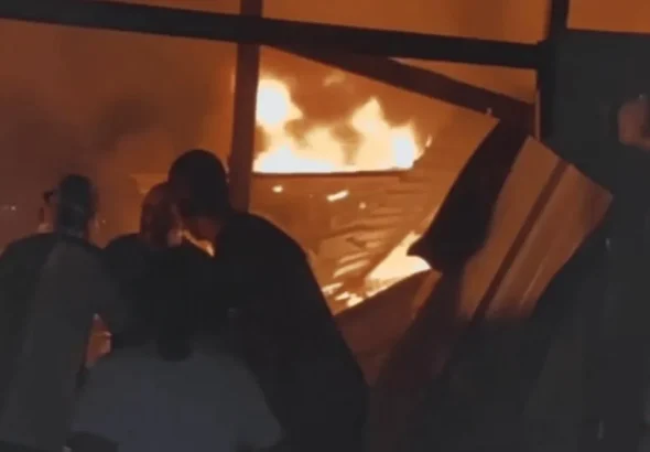 A Palestinian refugee camp burns after a new Israeli bombing, killing dozens of defenseless women and children, Rafah, southern Gaza, Palestine, May 26, 2024. Photo: Reuters.