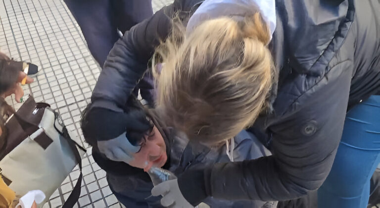 A woman assists Telesur cameraman Cristian Ibarra after he was pepper sprayed by Argentinian police while covering a protest. Photo: Telesur.