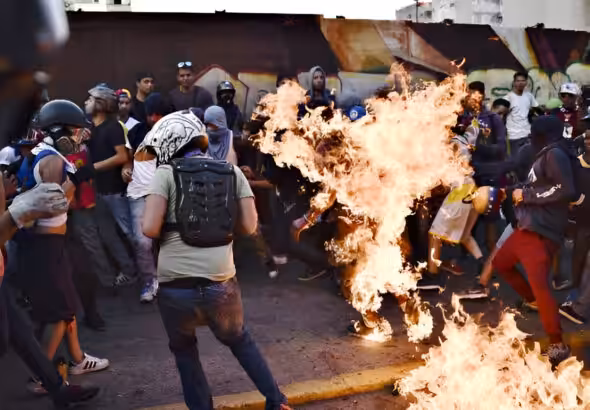 21-year old Orlando Figuera, a black supermarket worker and Chavista, being stabbed and burned alive by extreme-right guarimba thugs in Venezuela on May 20, 2017, passing away few weeks later. Photo: File photo.