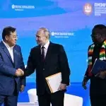 Bolivian President Luis Alberto Arce Catacora (left), Russian President Vladimir Putin (middle) and Zimbabwean President Emmerson Mnangagwa (right), attend a plenary session of the St. Petersburg International Economic Forum. Photo: Sergey Bobylev/Sputnik.