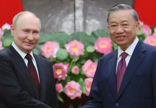 Russian President Vladimir Putin and Vietnamese President To Lam pose for photos at the Presidential Palace in Hanoi, Vietnam. Photo: Kristina Kormilitsyna/Sputnik.