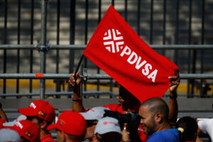 A Chavista waves a flag with the Petroleos de Venezuela SA (PDVSA) logo at a rally in Caracas, Venezuela, on January 31, 2019. Photo: Marcus Bello/Bloomberg/file photo.