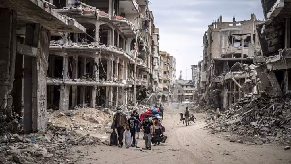 Palestinians start to return to their homes amid destruction after Israel’s withdrawal in Khan Younis, Gaza, on April 7. Photo: Jehad Alshrafi/Anaudolu via Getty images.