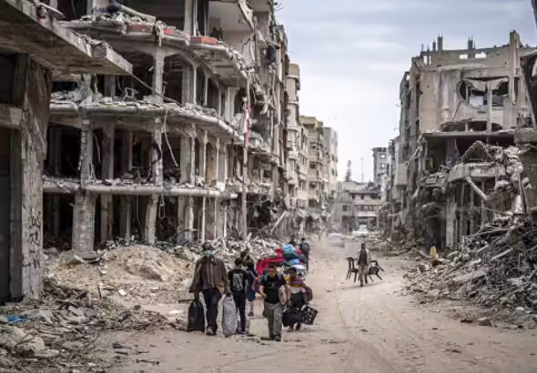 Palestinians start to return to their homes amid destruction after Israel’s withdrawal in Khan Younis, Gaza, on April 7. Photo: Jehad Alshrafi/Anaudolu via Getty images.