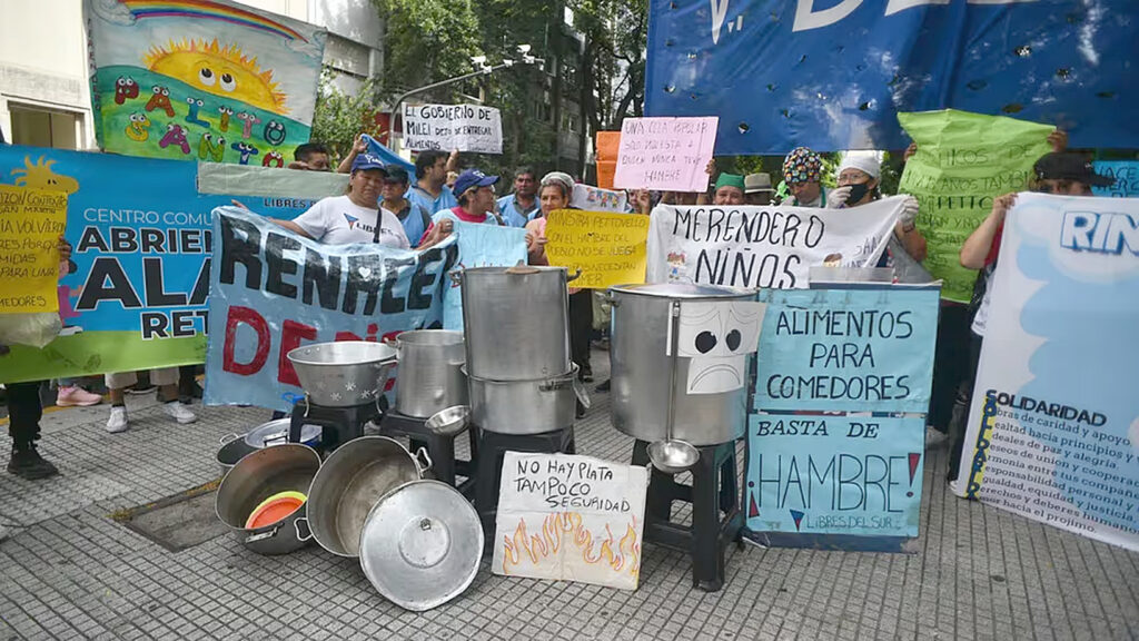 Protests demanding food for the soup kitchens in Argentina. Photo: Express Diario.
