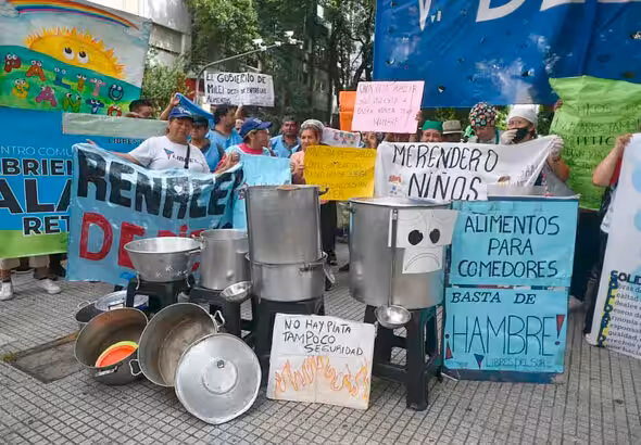 Protests demanding food for the soup kitchens in Argentina. Photo: Express Diario.