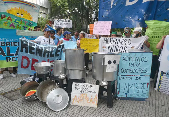 Protests demanding food for the soup kitchens in Argentina. Photo: Express Diario.