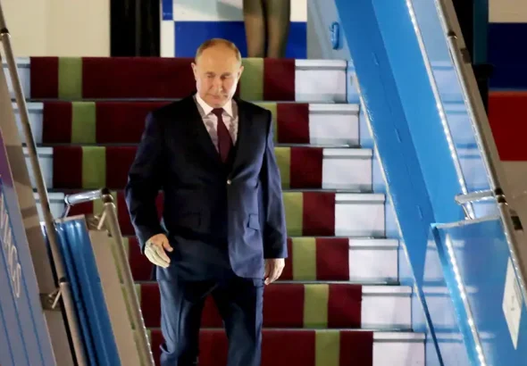 Russian President Vladimir Putin disembarks from a plane upon his arrival in Vietnam, at the Noi Bai International Airport in Hanoi on June 19, 2024. Photo: Nhac Nguyen/AFP.