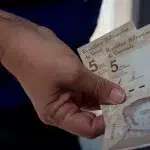 Person holding Venezuelan bolivar banknotes in 2021. Photo: EFE/file photo.