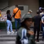 People vote at a polling station during a voting drill in Caracas on June 30, 2024. - Venezuela held on Sunday a rehearsal for the July 28 presidential elections, in which President Nicolas Maduro will seek a new term. Photo: Federico Parra/AFP.