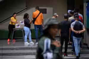 People vote at a polling station during a voting drill in Caracas on June 30, 2024. - Venezuela held on Sunday a rehearsal for the July 28 presidential elections, in which President Nicolas Maduro will seek a new term. Photo: Federico Parra/AFP.
