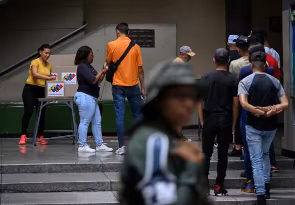 People vote at a polling station during a voting drill in Caracas on June 30, 2024. - Venezuela held on Sunday a rehearsal for the July 28 presidential elections, in which President Nicolas Maduro will seek a new term. Photo: Federico Parra/AFP.